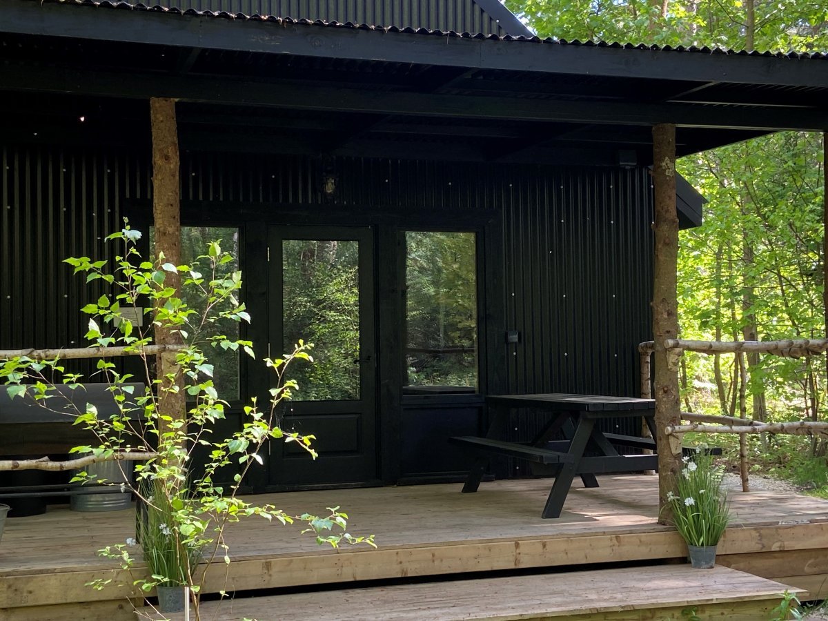 Jollydays - bothy covered deck and picnic bench